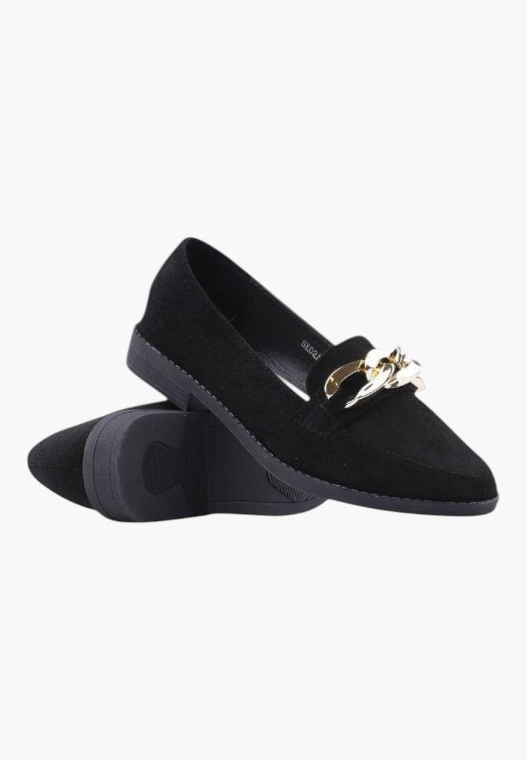 Czarne mokasyny damskie w stylu slip-on, widok z boku.