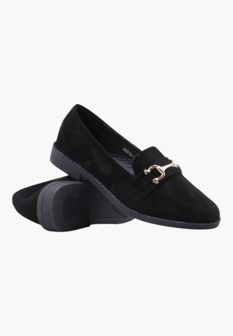 Czarne mokasyny damskie w stylu casual, widok lifestyle.