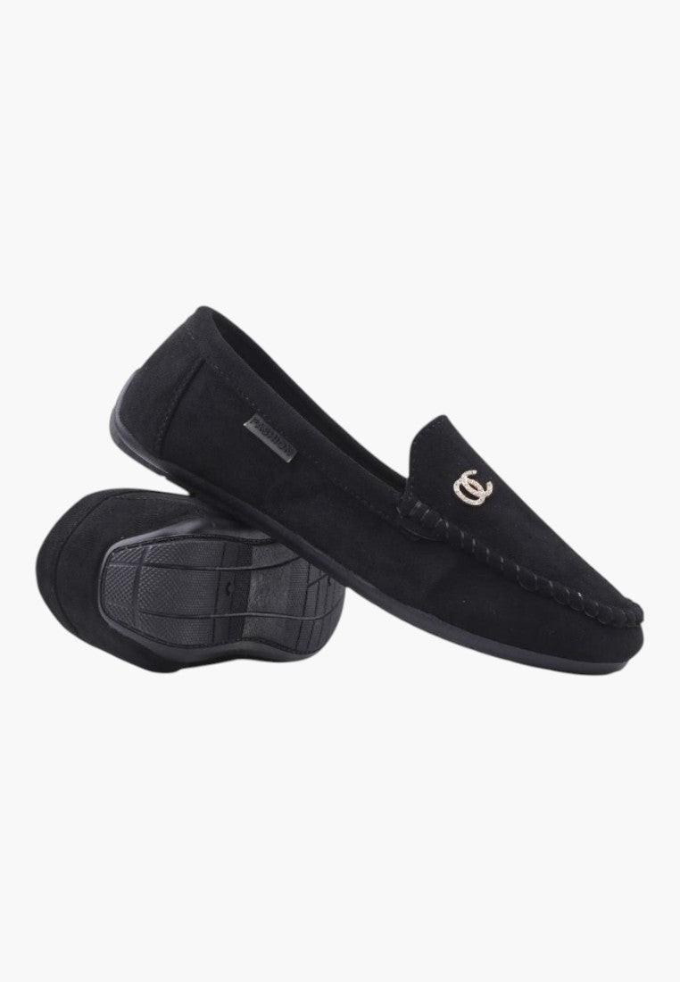 Czarne mokasyny damskie z zamszu, widok z boku, z detalem logo.