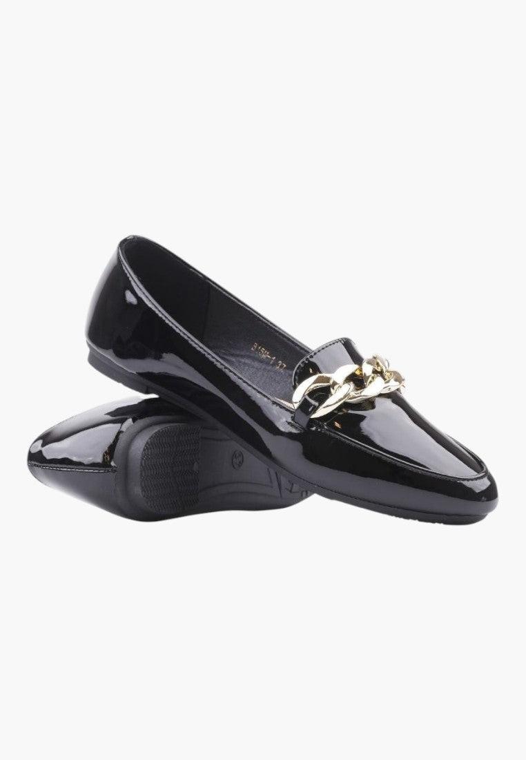 Czarne mokasyny z eleganckim designem, widok z boku.