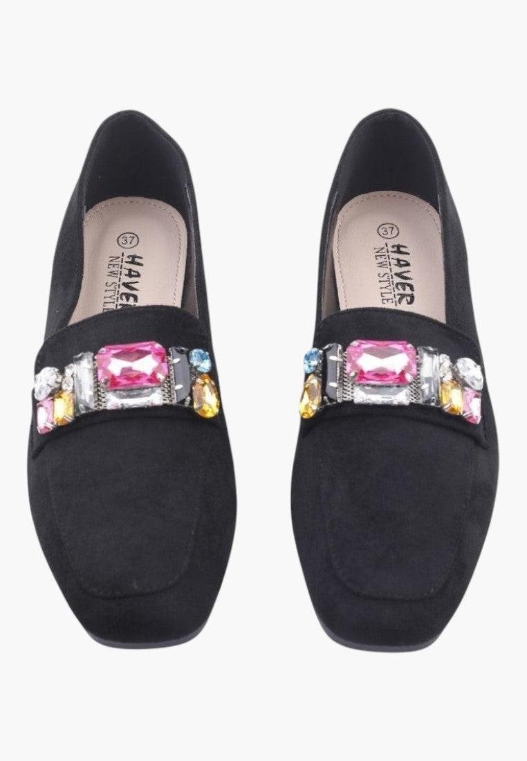 Czarne mokasyny z ozdobnymi przeszyciami, widok z góry.