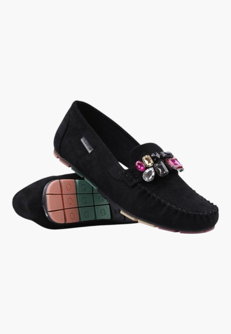 Czarne buty wsuwane z kolorowymi akcentami, widok z boku.