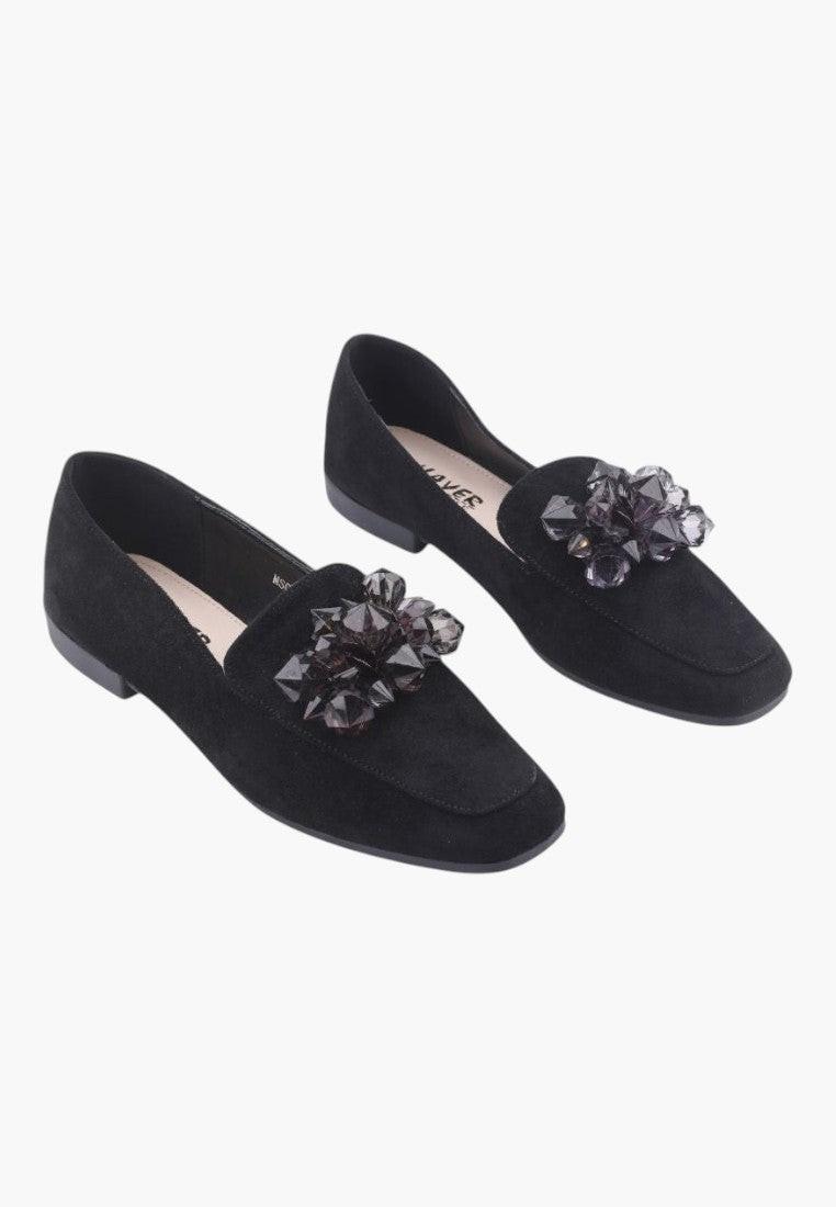 Czarne mokasyny zamszowe w stylu casual, widok lifestyle.