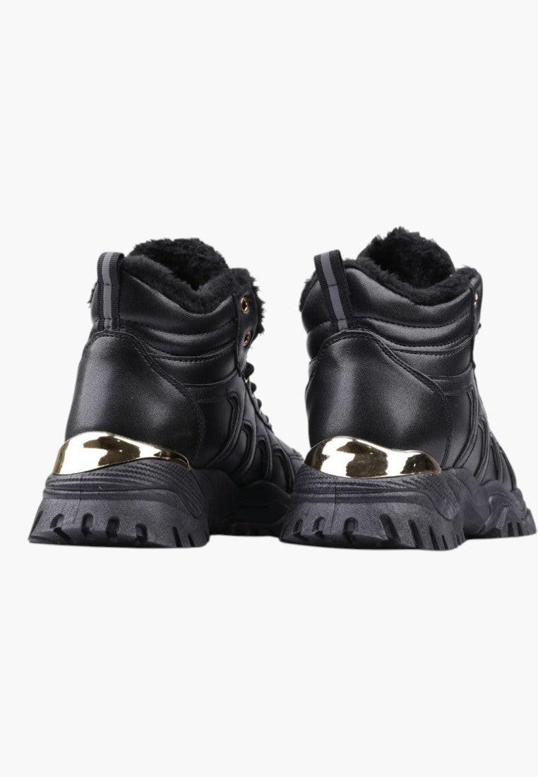 Widok z boku czarnych ocieplanych sneakersów damskich z grubą podeszwą