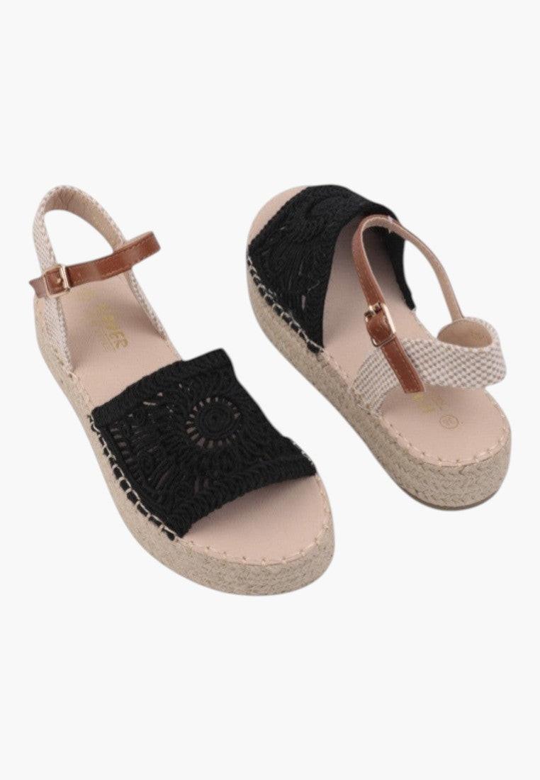 Widok z boku czarnych sandałków damskich typu slip-on.