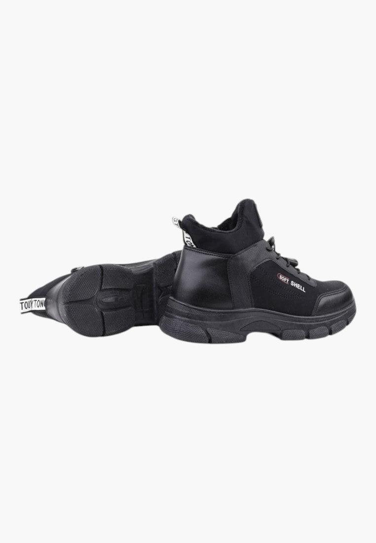 Czarne sneakersy botki damskie z boku, z grubą podeszwą i teksturowanym wierzchem.