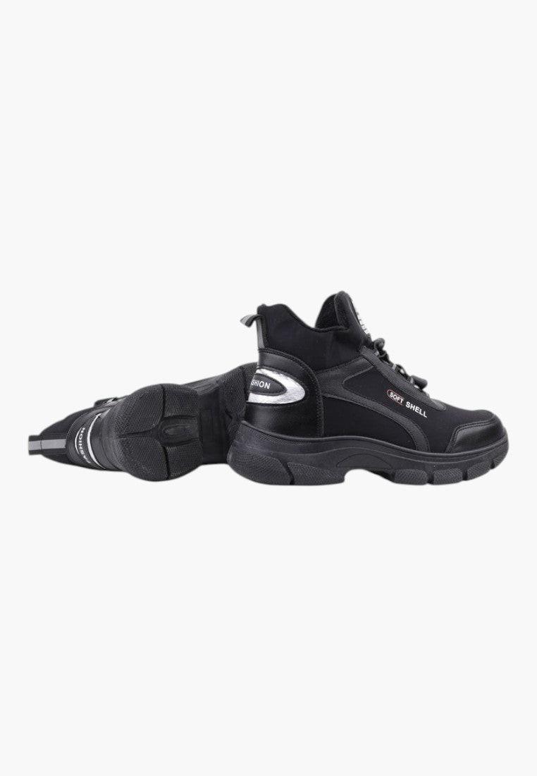 Czarne sneakersy botki damskie z teksturowaną cholewką, zbliżenie na detal.