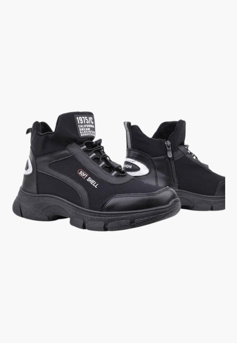 Czarne sneakersy botki damskie w stylu wysokim, z okrągłym noskiem, widok z innej perspektywy.