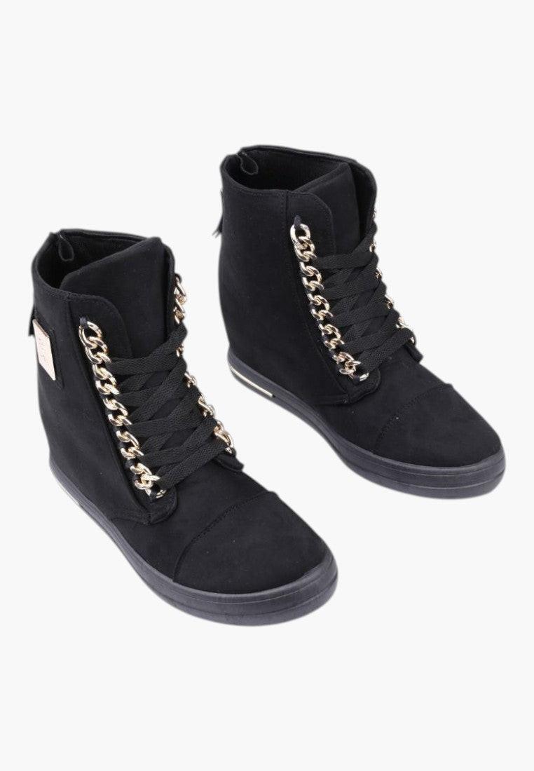 Widok z boku czarnych sneakersów botków damskich z złotym łańcuszkiem.
