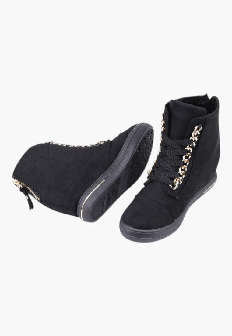 Widok z boku czarnych sneakersów botków damskich z złotym łańcuszkiem.