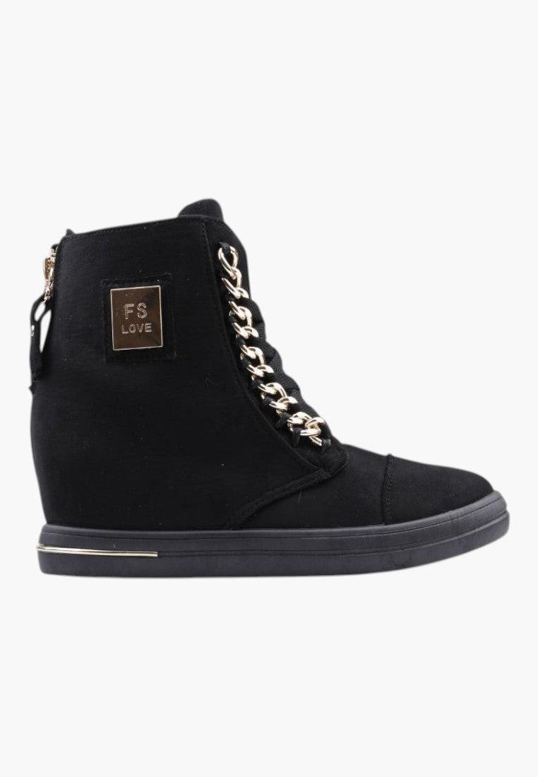 Widok z boku czarnych sneakersów botków damskich z złotym sznurkiem.
