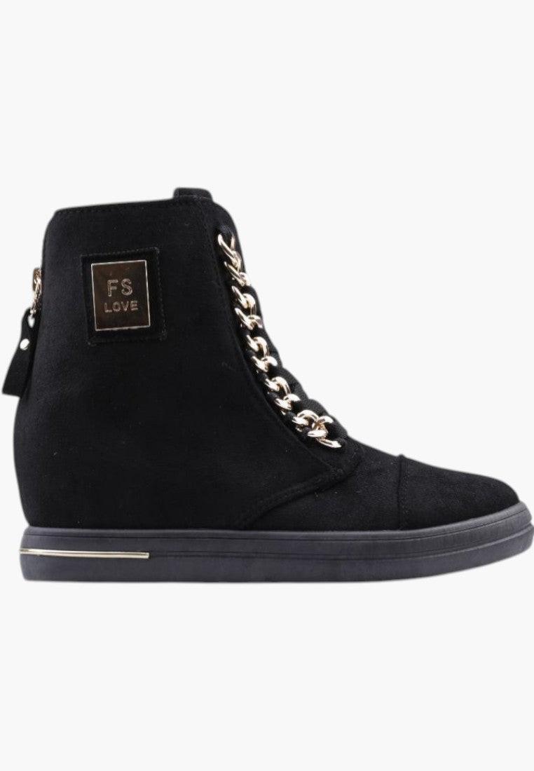 Czarne sneakersy botki z ekozamszu, widok z boku, złote sznurowadła.