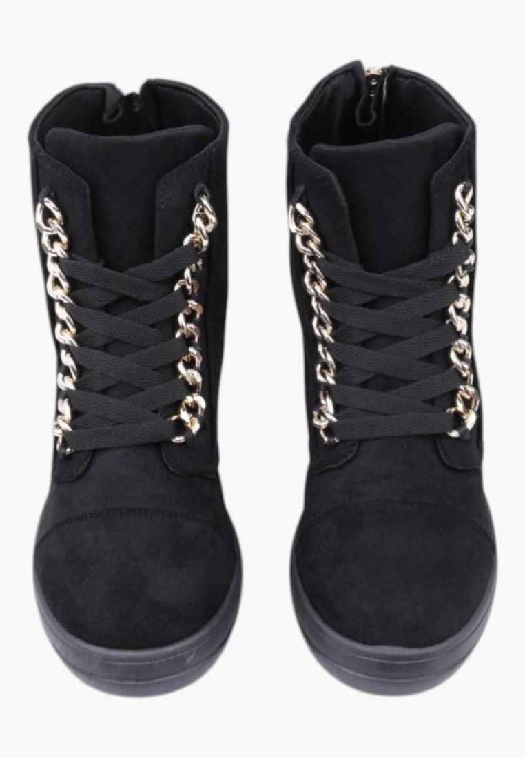 Czarne sneakersy botki z ekozamszu, widok z góry, złote sznurowadła.