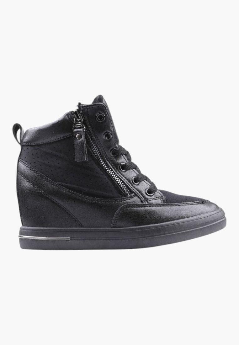 Widok z boku czarnych sneakersów damskich z ażurowymi wstawkami.