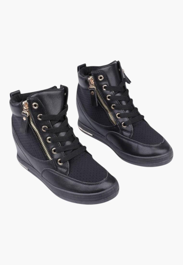 Czarne sneakersy damskie z ażurowymi wstawkami, widok z przodu
