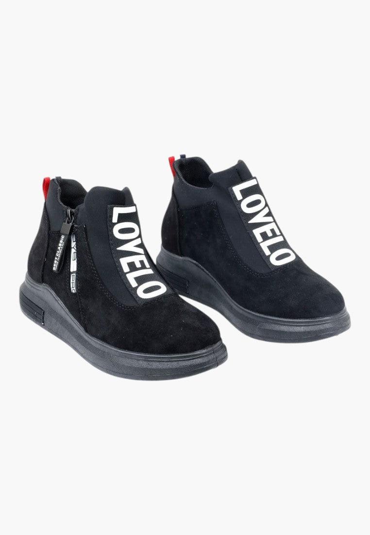 Widok z przodu czarnych sneakersów damskich z białym logo.