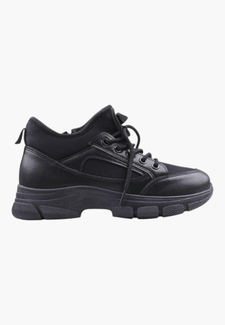 Czarne sneakersy damskie z gładkim wykończeniem, widok z boku.