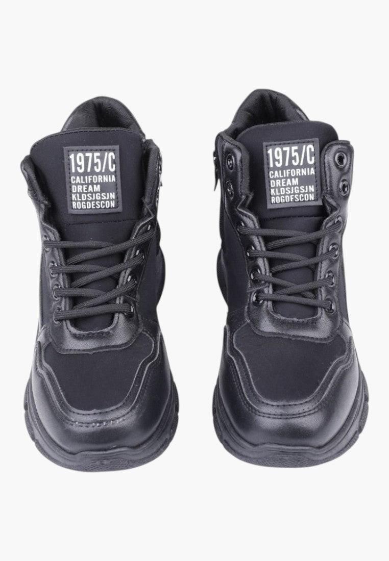 Boczny widok czarnych sneakersów damskich z logo.
