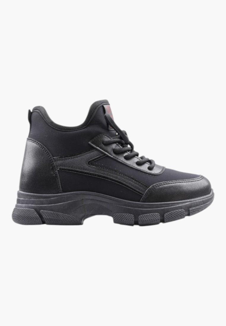 Czarne sneakersy damskie z boku, wysokie, na białym tle