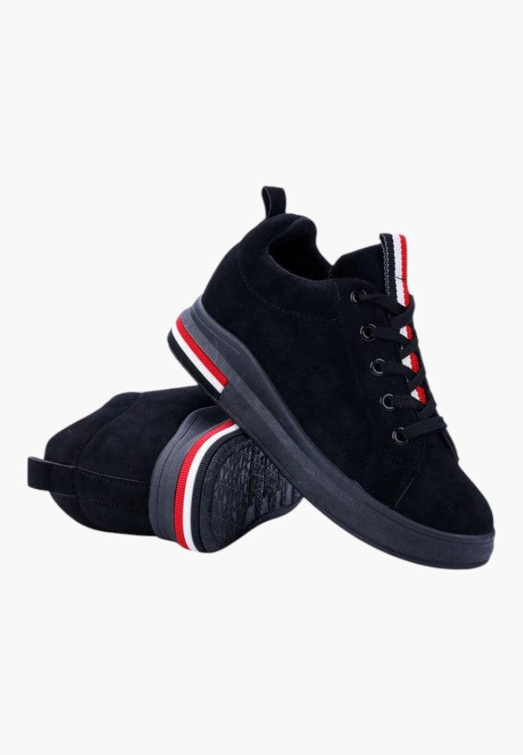 Czarne sneakersy damskie z czerwonymi akcentami, zbliżenie