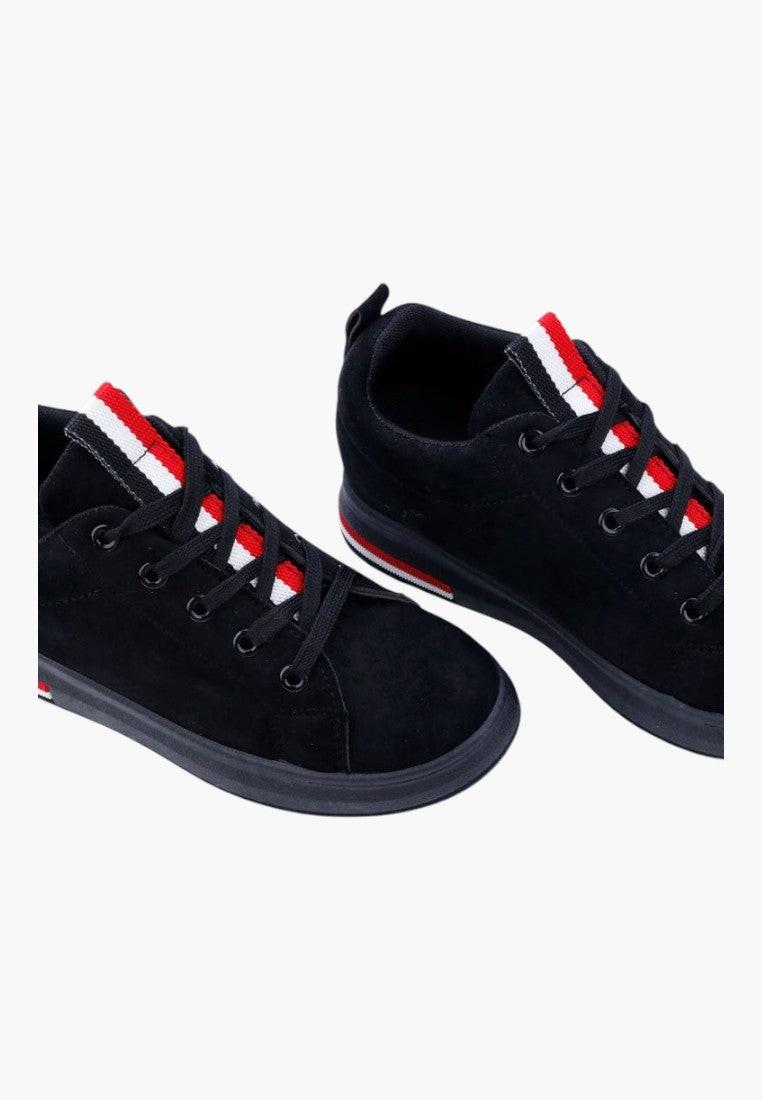 Czarne sneakersy damskie z czerwonymi sznurówkami, widok szczegółowy