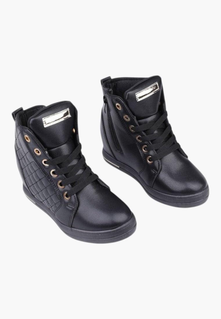 Widok z przodu na górny design czarnych sneakersów damskich.