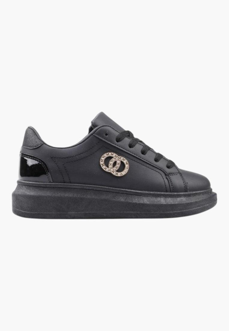 Czarne sneakersy damskie z gumową podeszwą, zbliżenie na detal.