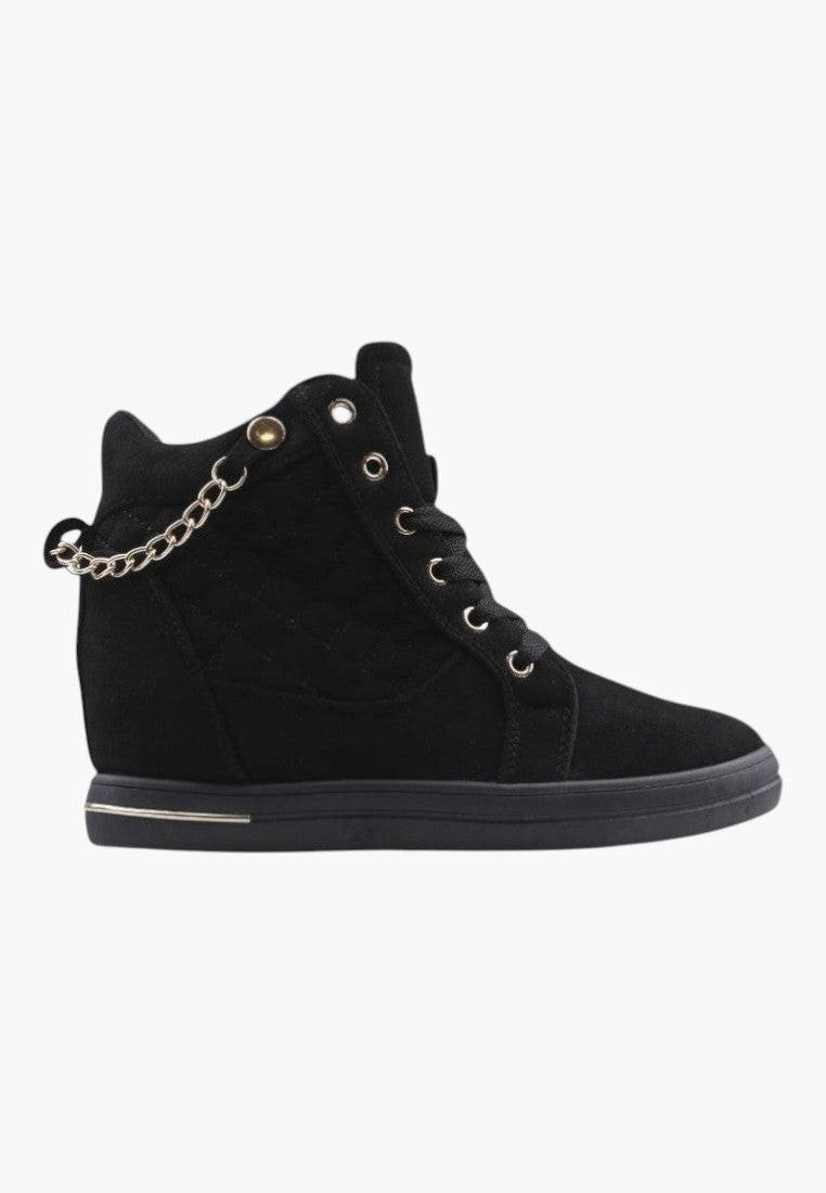 Czarne sneakersy damskie z detalem, widok z bliska