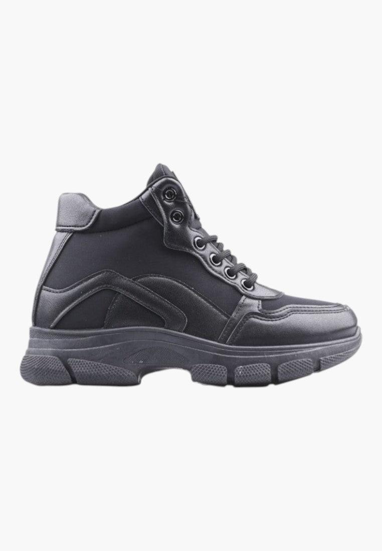 Zbliżenie na czarne sneakersy damskie, z detalami sznurowania.