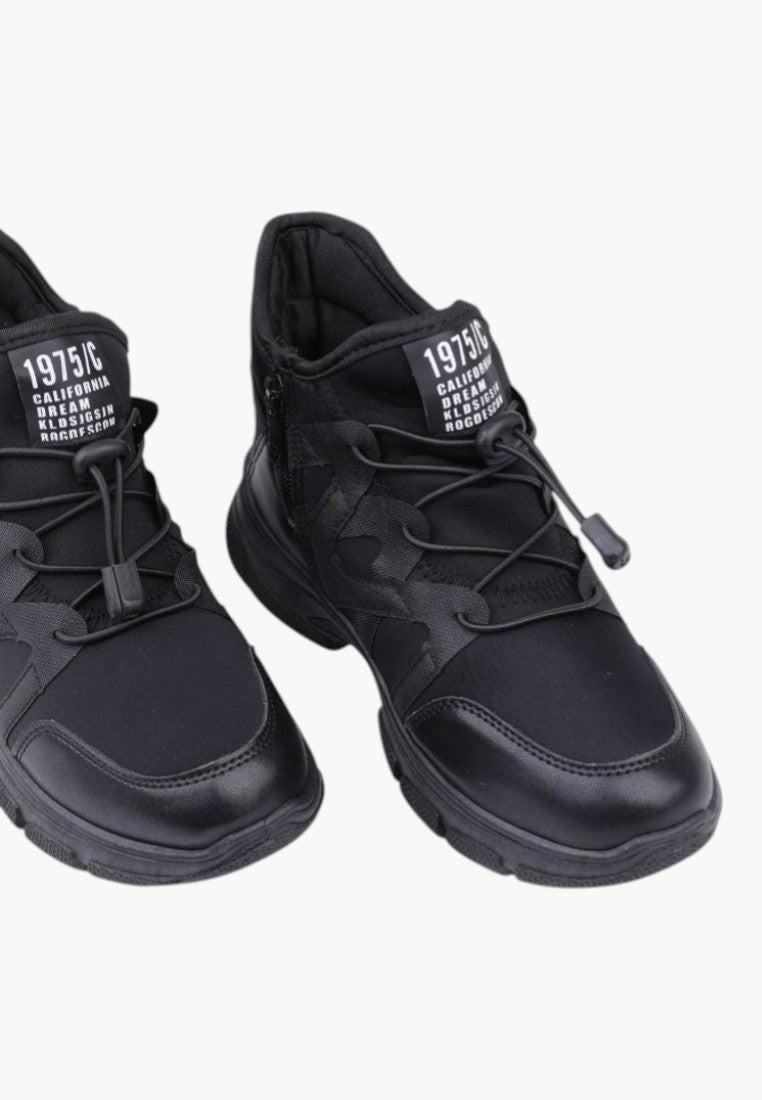 Zbliżenie na detale cholewki czarnych sneakersów damskich.
