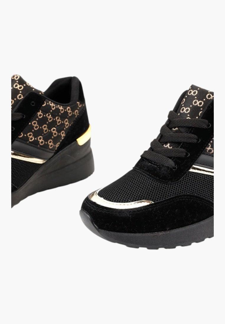 Zbliżenie na detal sznurowania czarnych sneakersów damskich