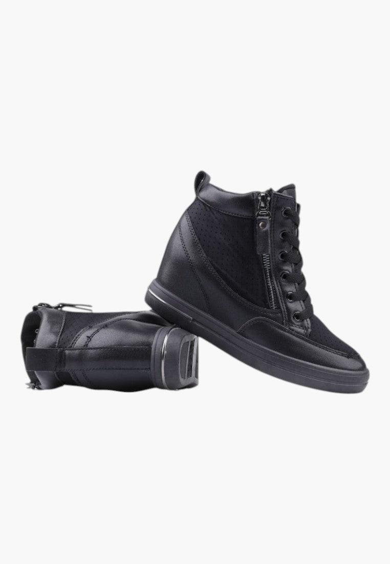 Zbliżenie na detale czarnych sneakersów damskich.