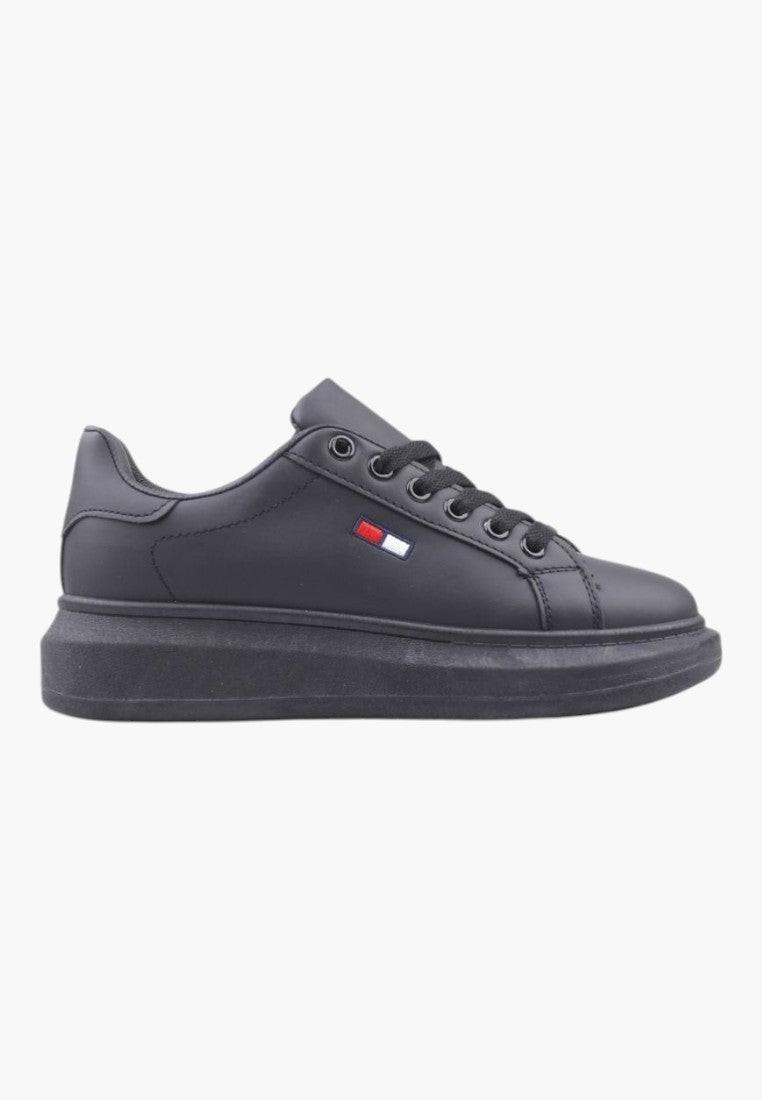 Widok z przodu czarnych sneakersów damskich z ekoskóry z wzmocnionym noskiem.