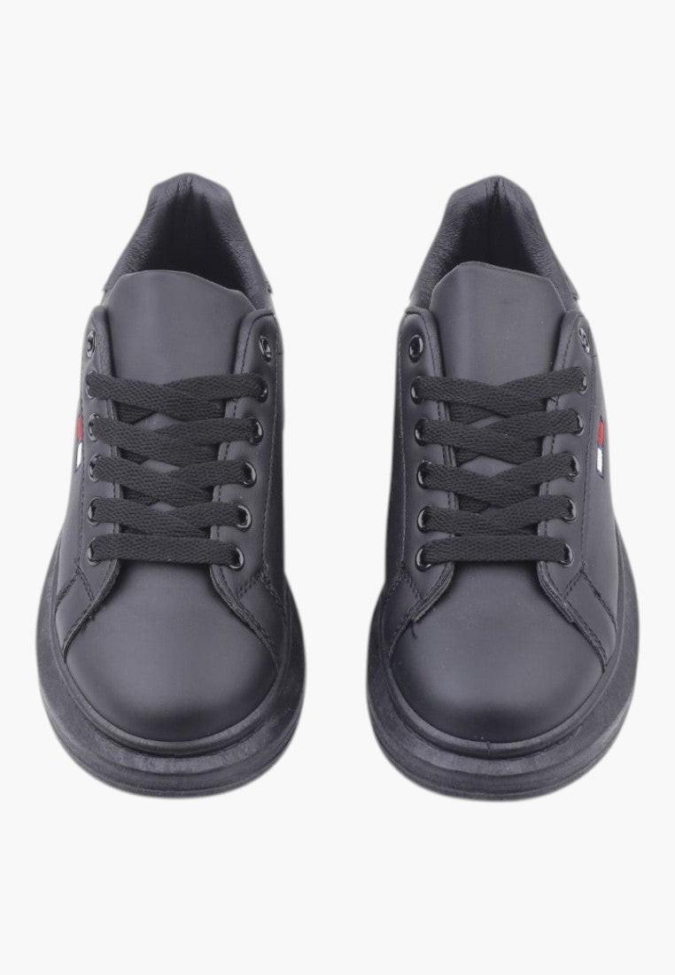 Widok z tyłu czarnych sneakersów damskich z ekoskóry z teksturowanym wierzchem.