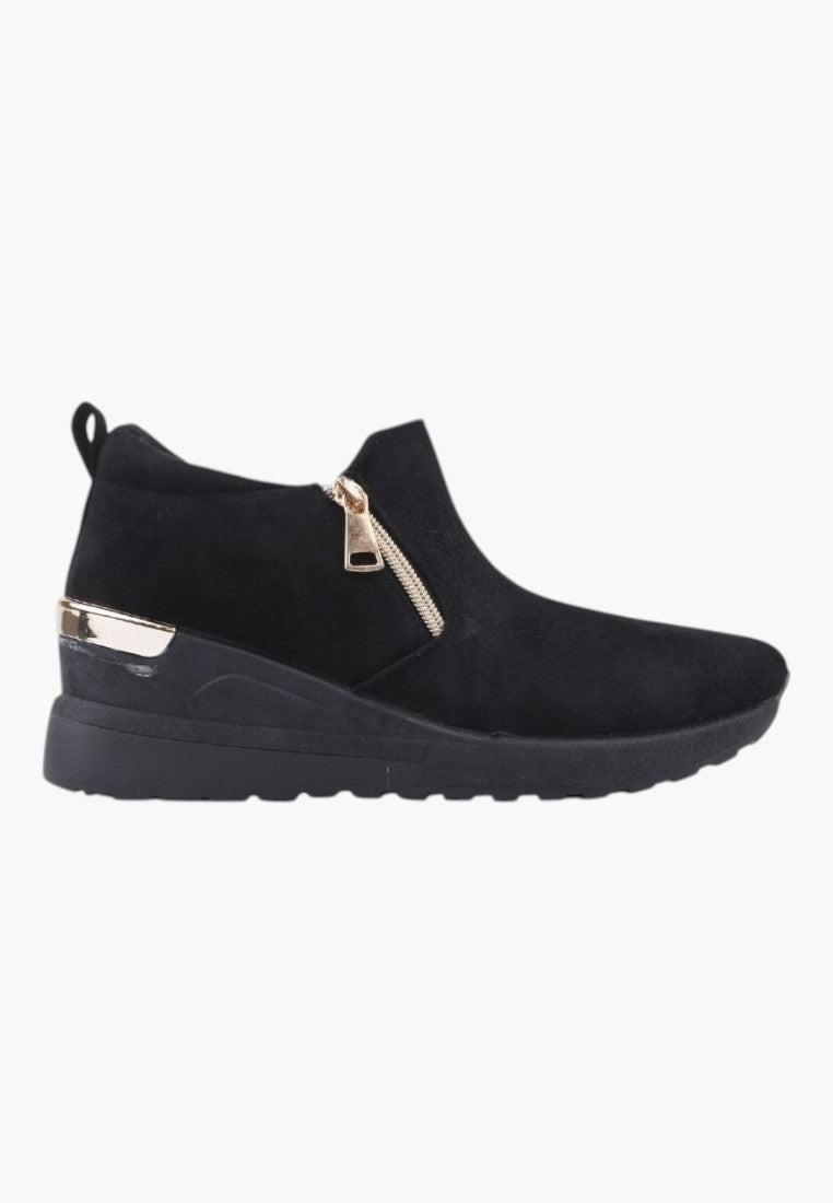 Widok z boku czarnych sneakersów damskich z ekozamszu z zamkiem