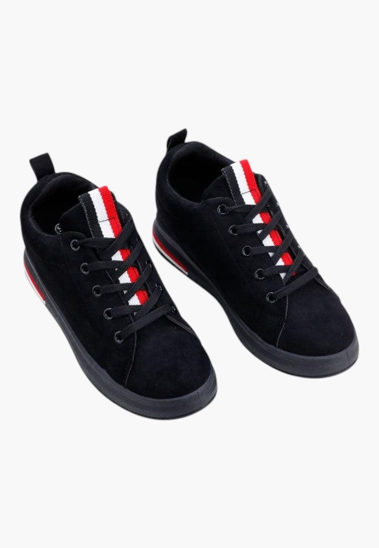 Czarne sneakersy damskie z ekozamszu i czerwonymi akcentami, widok szczegółowy