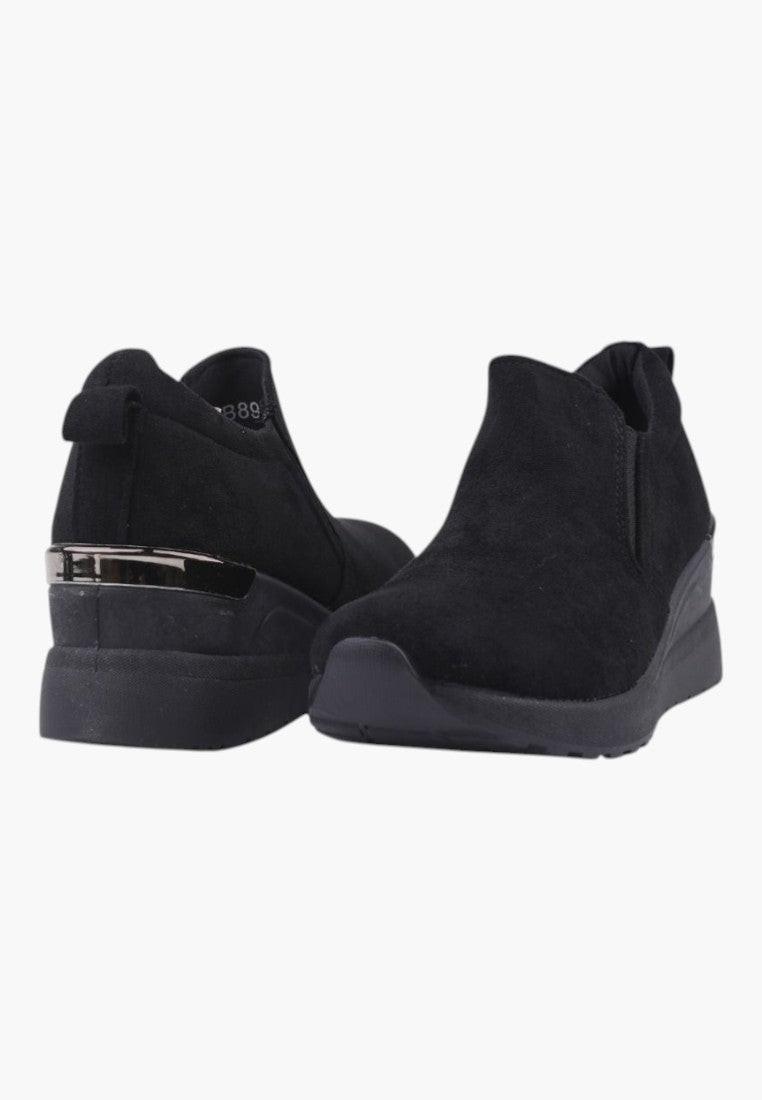 Stylowy detal czarnych sneakersów damskich z ekozamszu z złotym wykończeniem