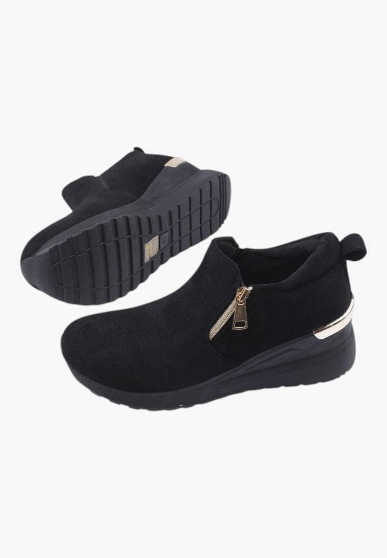 Zbliżenie na detal zamka czarnych sneakersów damskich z ekozamszu