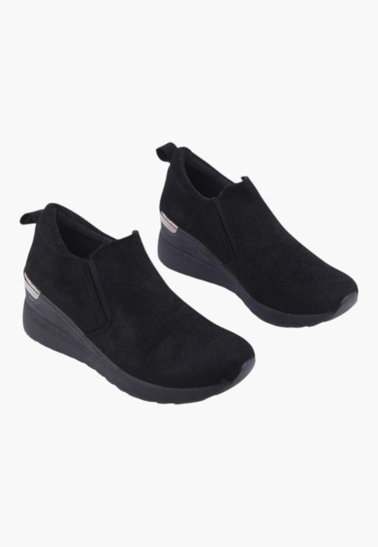 Widok z przodu czarnych sneakersów damskich z ekozamszu na białym tle