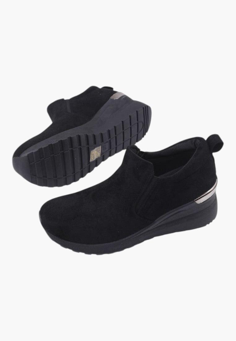 Widok z boku czarnych sneakersów damskich z ekozamszu, design wsuwany