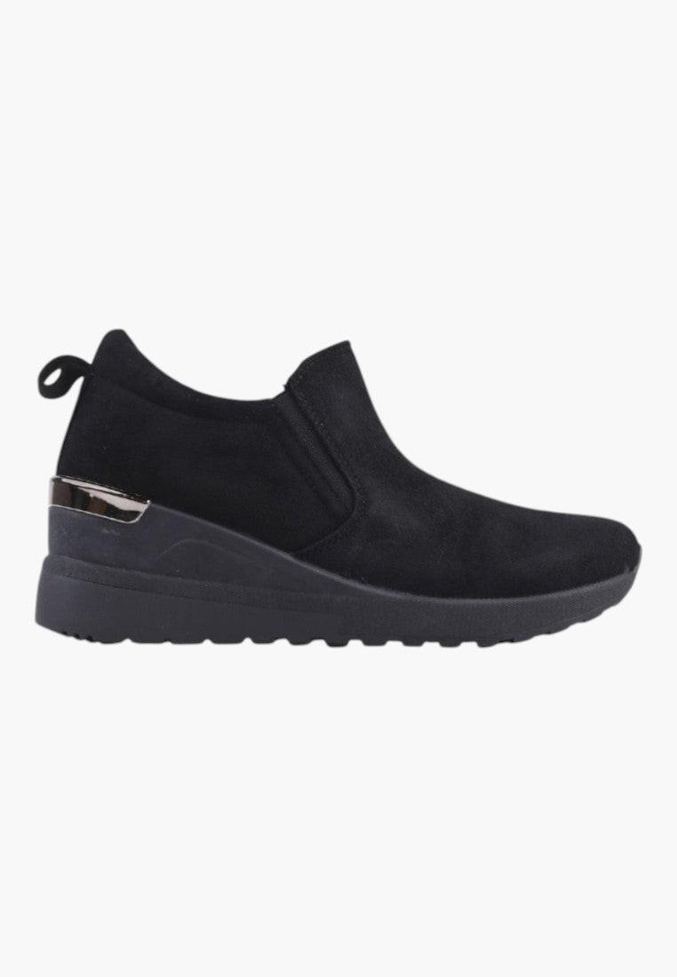 Widok z boku czarnych sneakersów damskich z ekozamszu, design wsuwany
