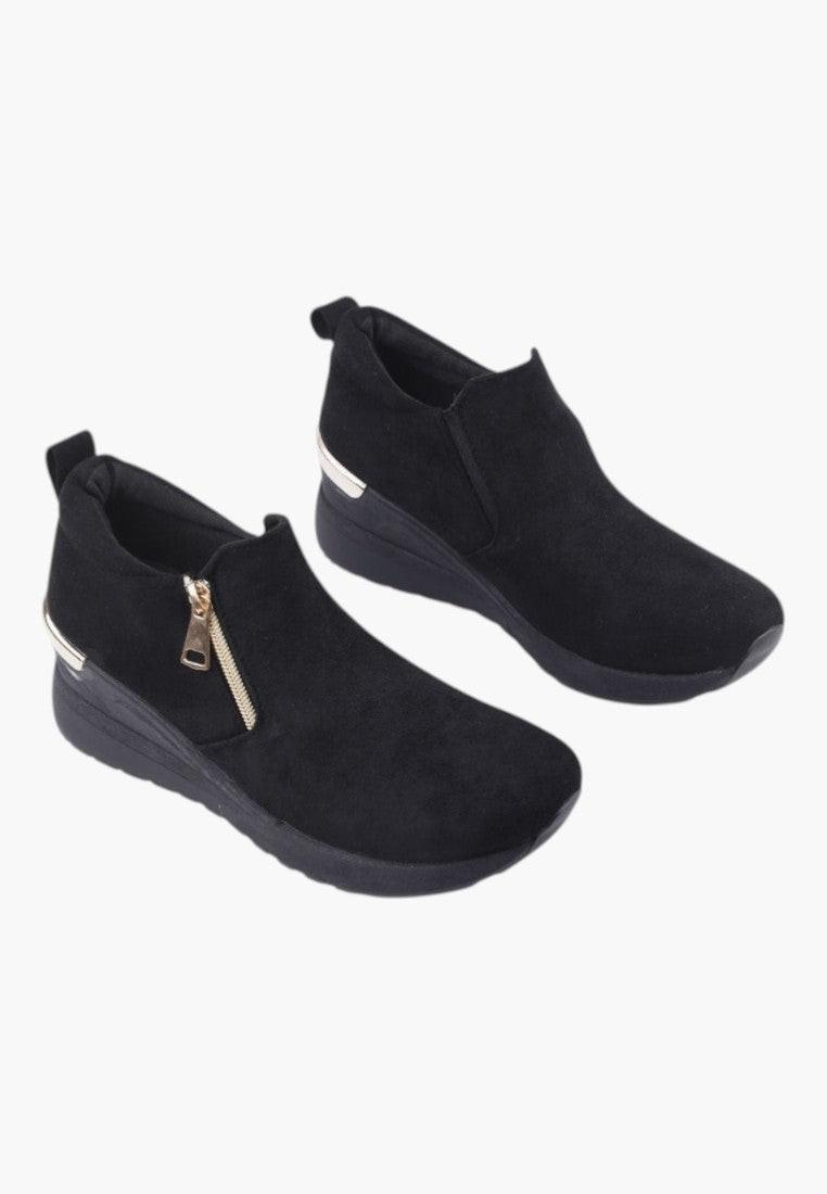 Widok z tyłu czarnych sneakersów damskich z ekozamszu