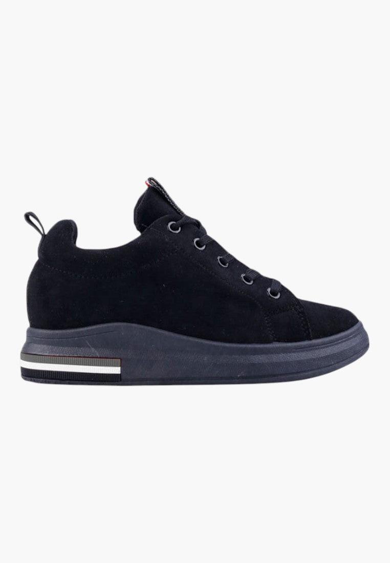 Czarne sneakersy damskie z ekozamszu, widok z boku