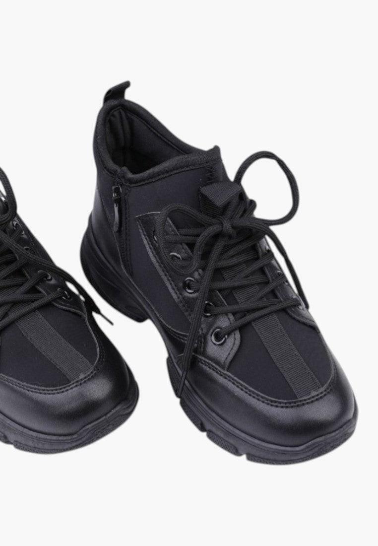 Widok z przodu czarnych sneakersów damskich z okrągłym noskiem.