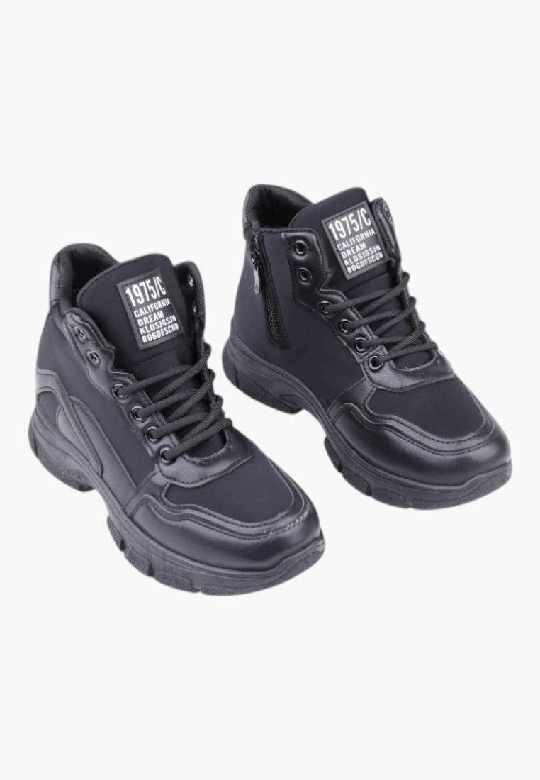 Czarne sneakersy damskie z przodu, z wiązaniem i wyściółką.