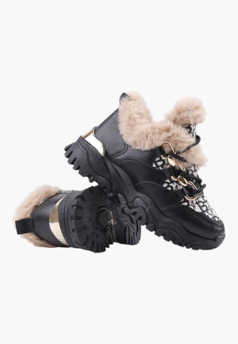 Czarne sneakersy damskie z futrzanym wykończeniem, widok lifestyle