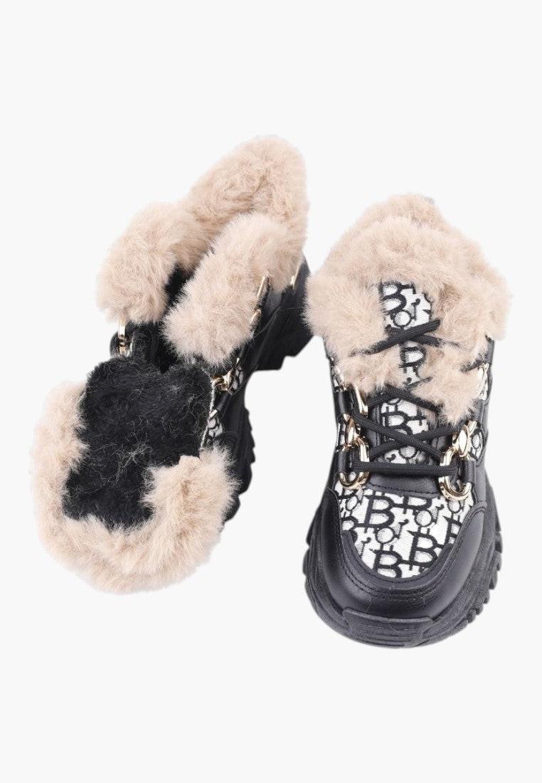 Czarne sneakersy damskie z futrzanym wykończeniem, zbliżenie na detal