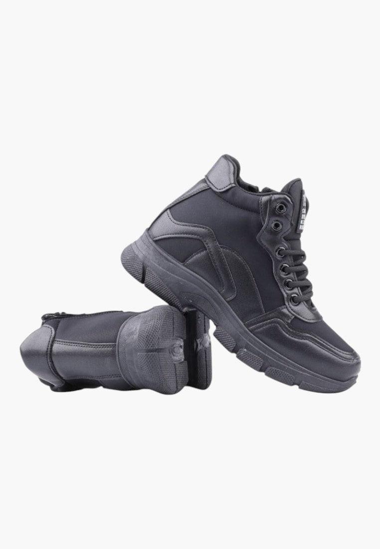 Czarne sneakersy damskie z grubą podeszwą, widok z boku.