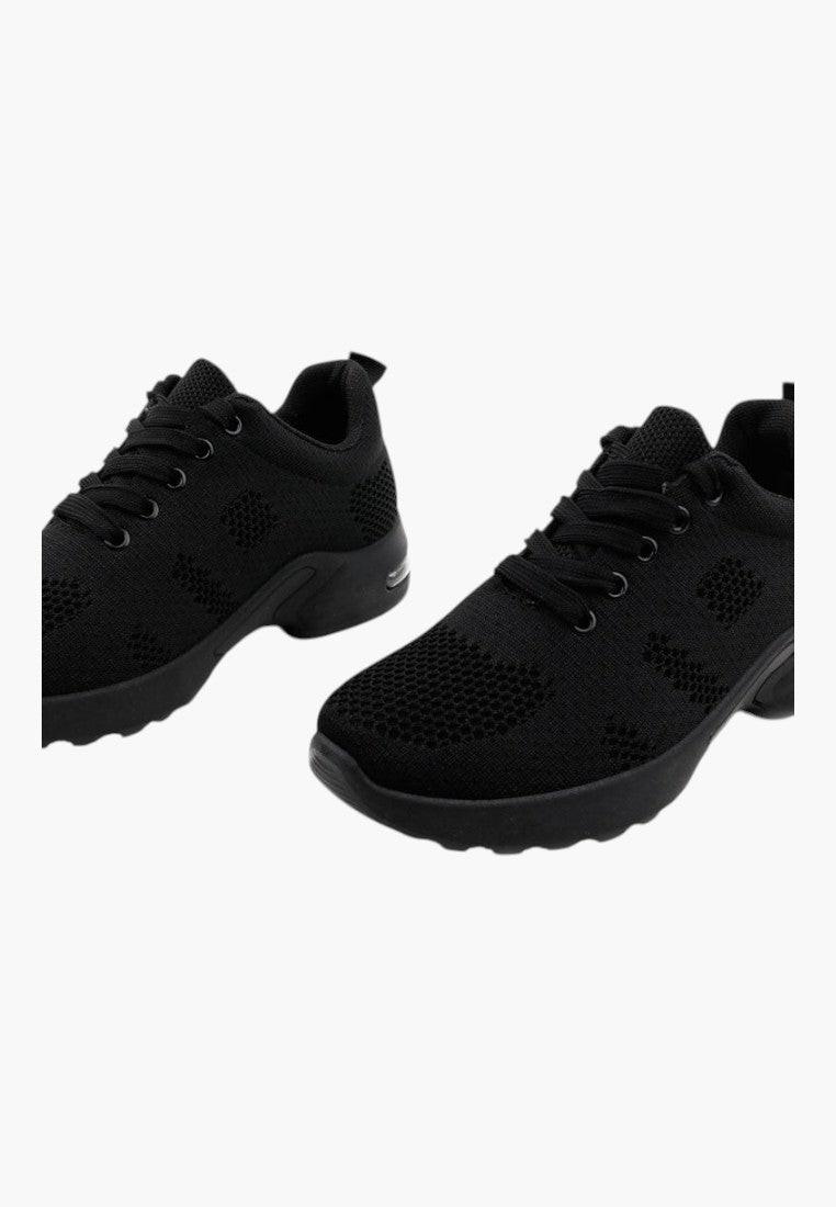 Czarne sneakersy damskie z grubą podeszwą, zbliżenie na detal.