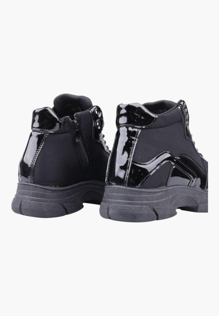 Czarne sneakersy damskie z grubą podeszwą, widok z tyłu.